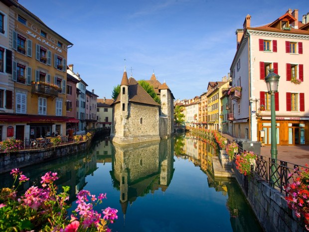 small-towns-france-Annecy-GettyImages-175837227